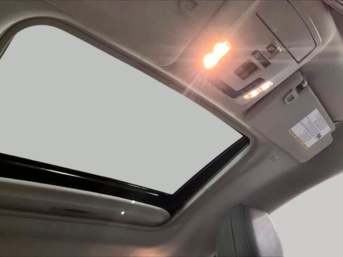 Used 2024 Toyota Sienna XLE FWD image 14