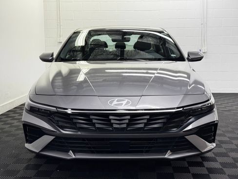 Used 2025 Hyundai Elantra SEL FWD image 4