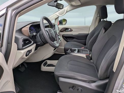 Used 2017 Chrysler Pacifica Touring Plus w/ Tire & Wheel Group FWD image 22