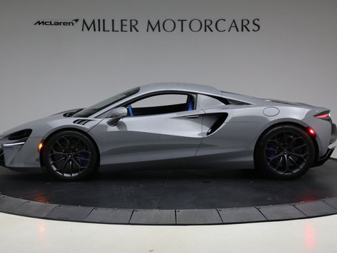 Used 2023 McLaren Artura RWD image 3