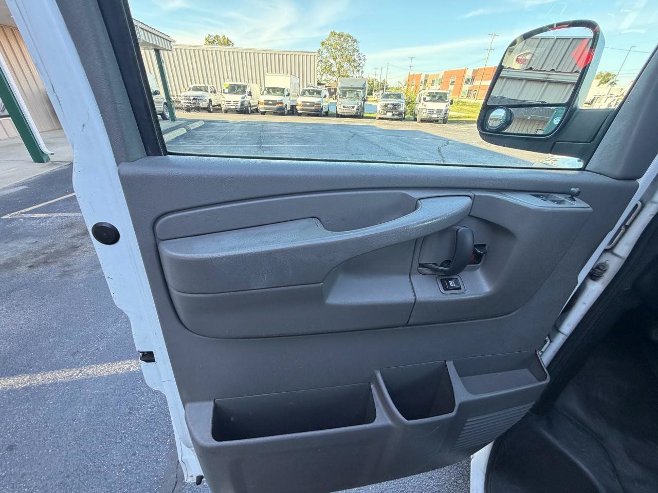 Used 2014 Chevrolet Express 3500 Extended RWD image 18
