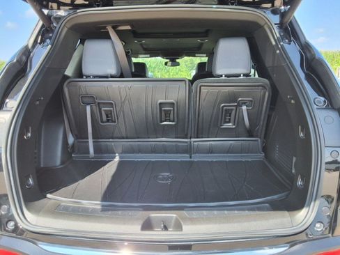 Used 2024 Buick Enclave Essence w/ Experience Buick Package FWD image 9
