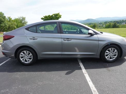 Used 2019 Hyundai Elantra SE FWD image 18