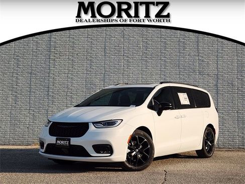 New 2026 Chrysler Pacifica Limited w/ S Appearance Package image 1