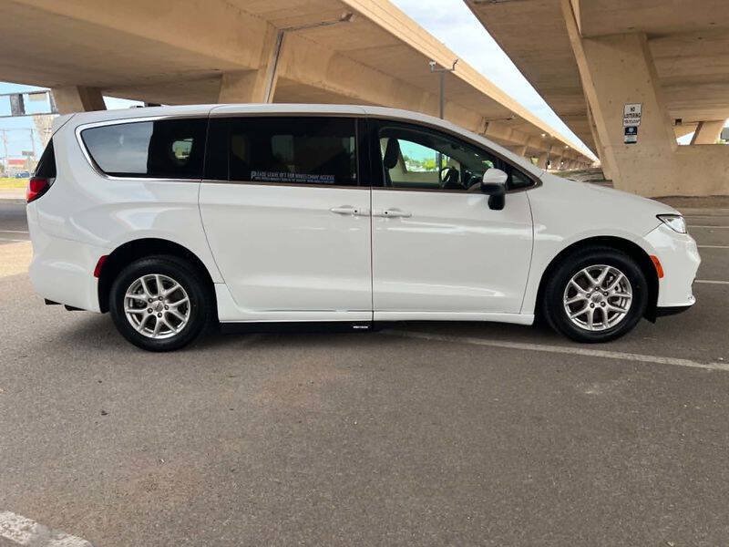 Used 2023 Chrysler Pacifica Touring-L FWD image 4