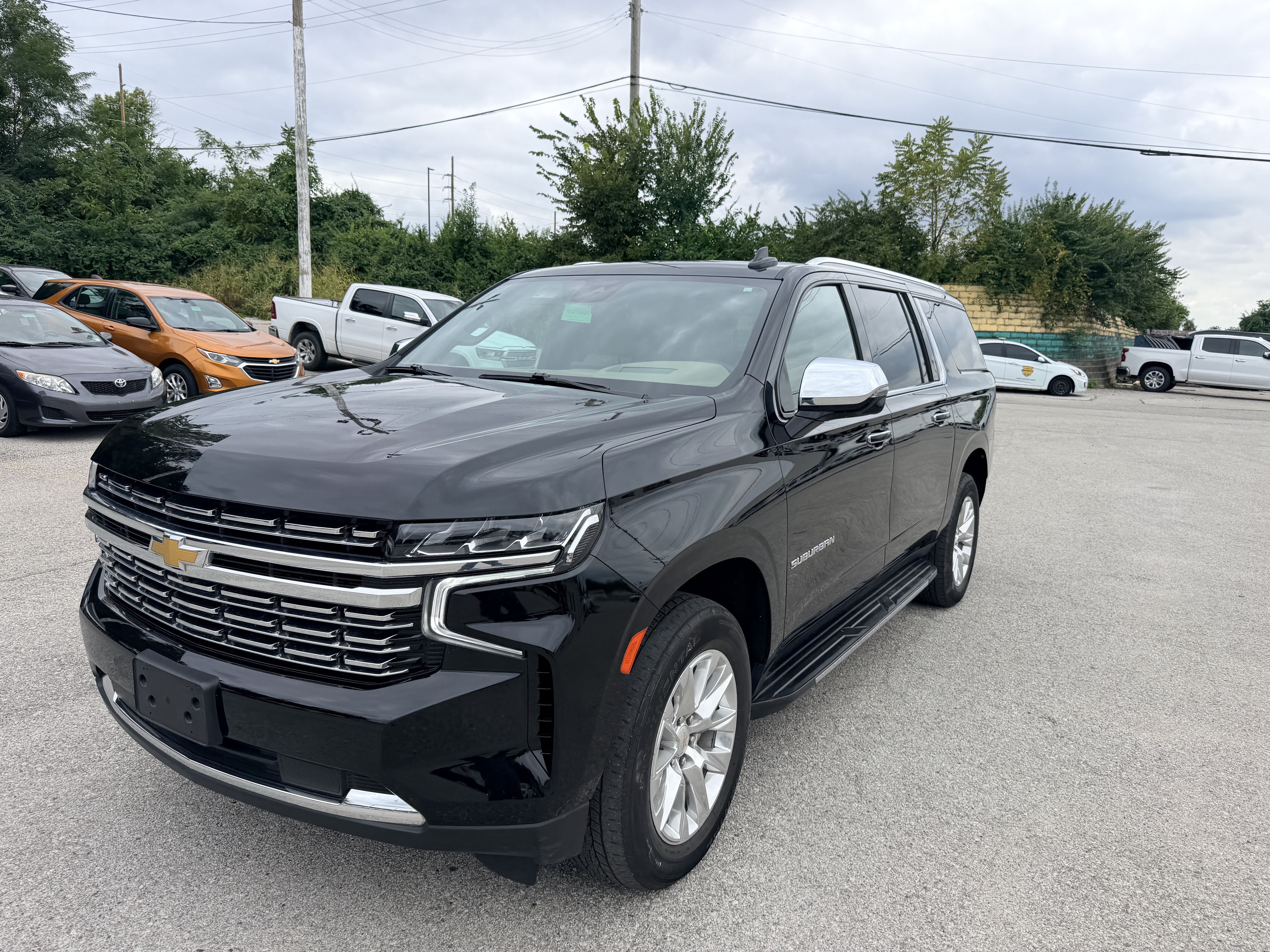 Used 2024 Chevrolet Suburban Premier AWD/4WD image 2