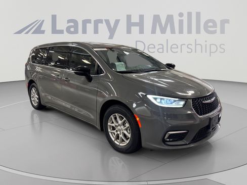 Used 2025 Chrysler Pacifica Select FWD image 7