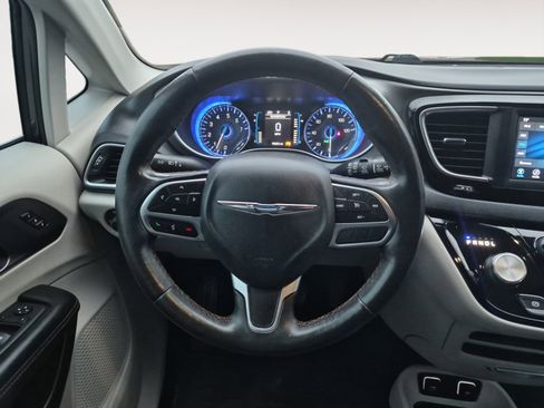 Used 2020 Chrysler Pacifica Touring-L image 13