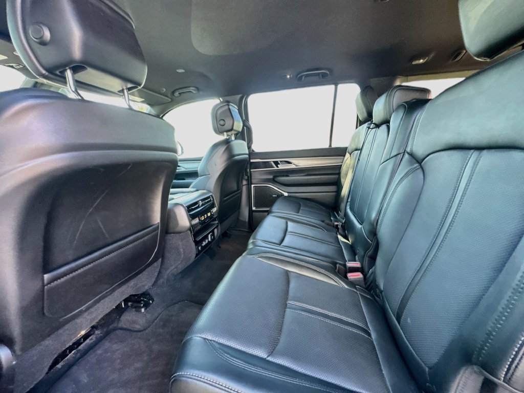 Used 2025 Jeep Wagoneer L Series II w/ 8-pass Seating Package AWD/4WD image 25