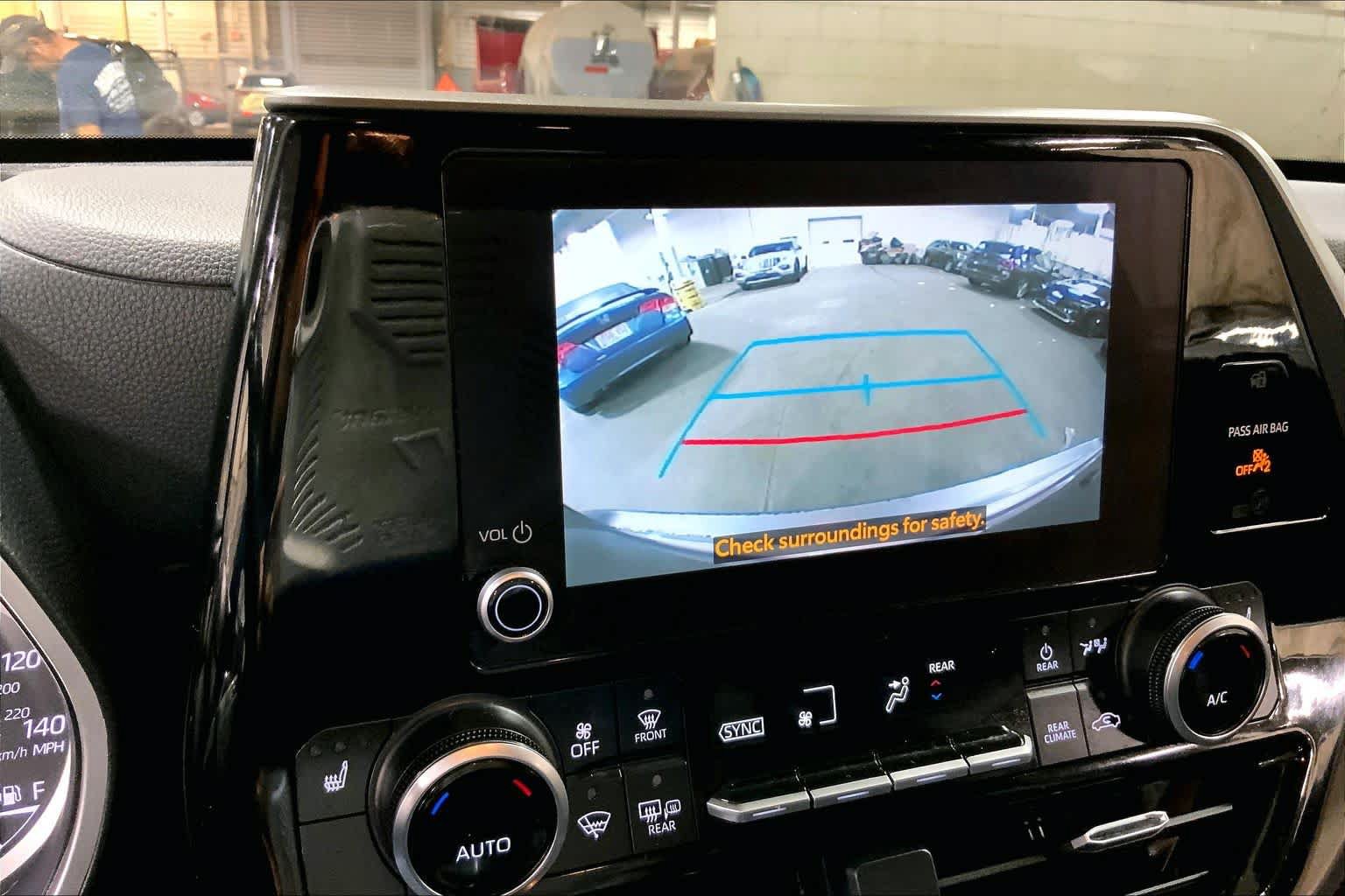 Used 2023 Toyota Highlander XLE AWD/4WD image 27