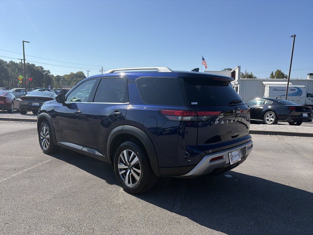 Used 2025 Nissan Pathfinder SL FWD image 5