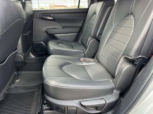 Used 2022 Toyota Highlander XLE image 20