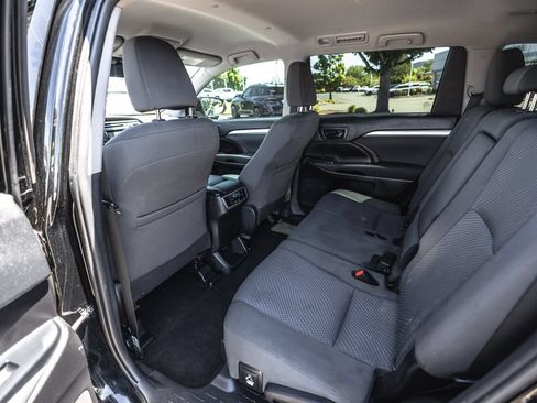 Used 2019 Toyota Highlander LE AWD/4WD image 19