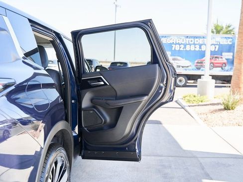 Used 2025 Mitsubishi Outlander SE image 13