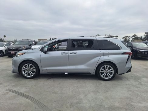 Used 2021 Toyota Sienna Platinum FWD image 9