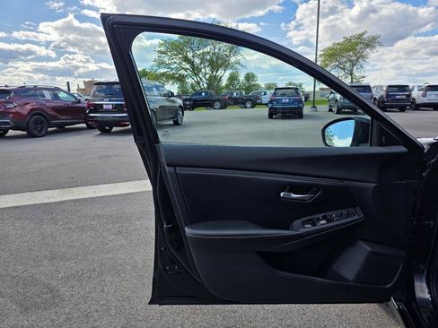 Used 2021 Nissan Sentra SV FWD image 2