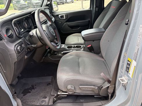 Used 2024 Jeep Gladiator Rubicon w/ Technology Group AWD/4WD image 4