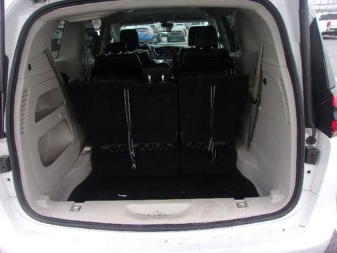 Used 2024 Chrysler Pacifica Touring-L image 7