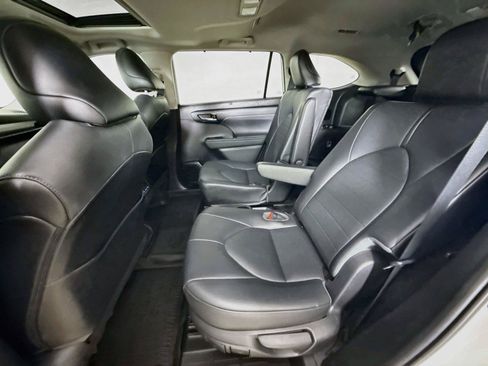 Used 2021 Toyota Highlander XLE AWD/4WD image 11