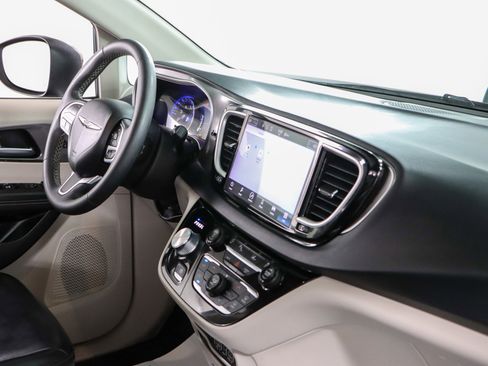 Used 2023 Chrysler Pacifica Touring-L FWD image 26
