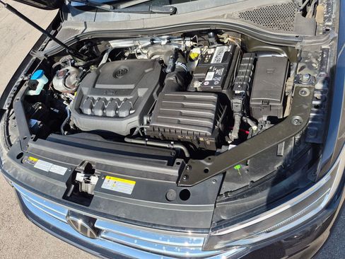 Used 2022 Volkswagen Tiguan SE AWD/4WD image 36