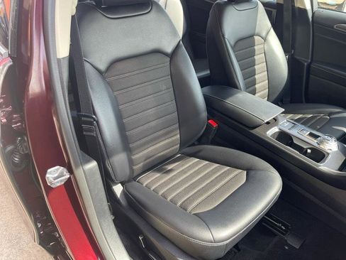 Used 2017 Ford Fusion SE w/ Equipment Group 201A image 40