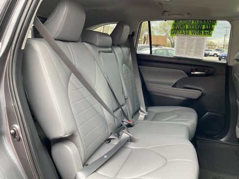Used 2021 Toyota Highlander XLE AWD/4WD image 48