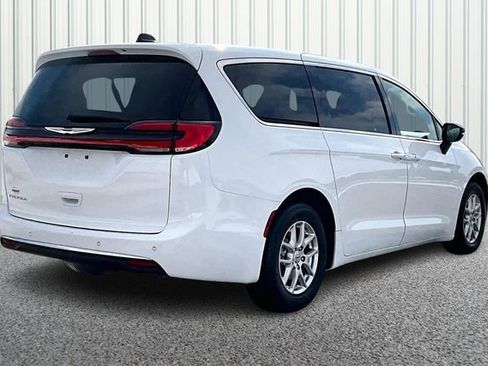 Used 2024 Chrysler Pacifica Touring-L FWD image 12