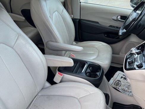 Certified 2018 Chrysler Pacifica Touring-L image 16