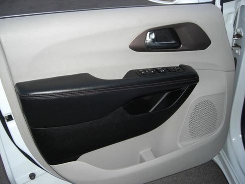 Used 2019 Chrysler Pacifica Touring-L image 20