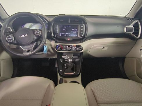 Used 2025 Kia Soul LX w/ LX Technology Package FWD image 16