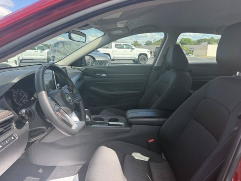 Used 2025 Nissan Altima 2.5 SV FWD image 12