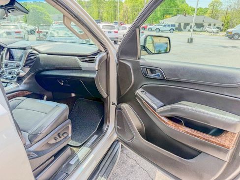 Used 2017 Chevrolet Suburban LT image 20