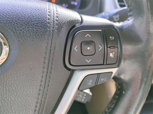 Used 2018 Toyota Highlander XLE image 32