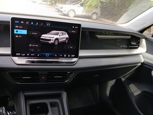 New 2025 Volkswagen Tiguan SE image 17
