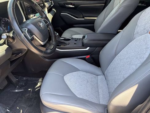 Used 2023 Toyota Highlander Bronze Edition FWD image 23