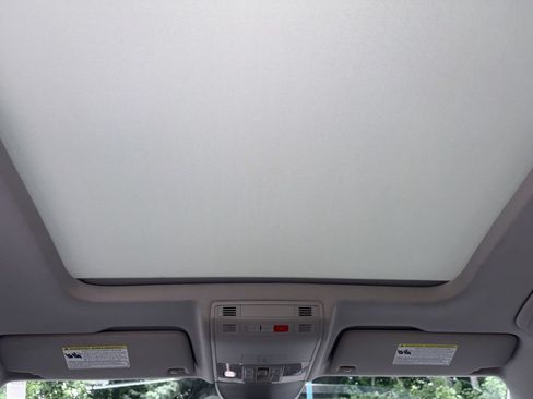 Used 2025 Volkswagen Taos SE w/ Panoramic Sunroof Package FWD image 3