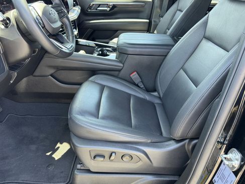 Used 2025 Chevrolet Suburban Z71 AWD/4WD image 17