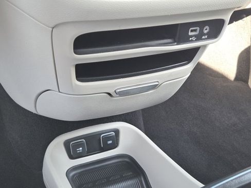 Used 2020 Chrysler Voyager Lxi FWD image 6