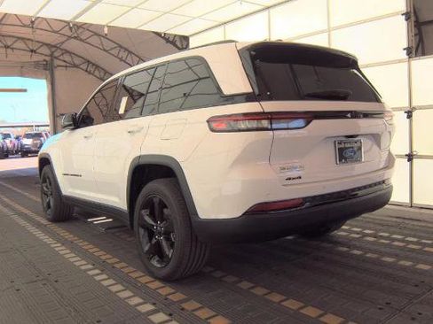 Used 2023 Jeep Grand Cherokee Altitude image 5