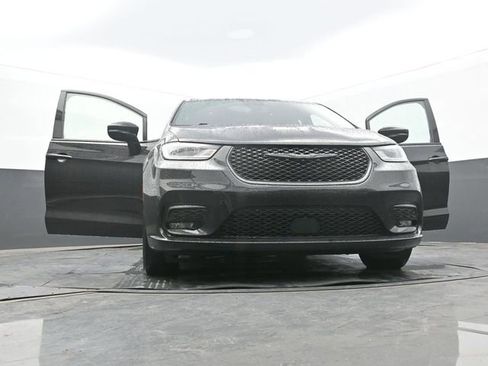 Used 2021 Chrysler Pacifica Touring-L w/ Uconnect Theater Family Group image 60