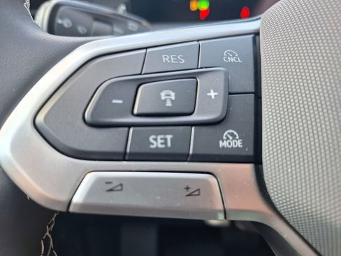Used 2025 Volkswagen Tiguan SE FWD image 13