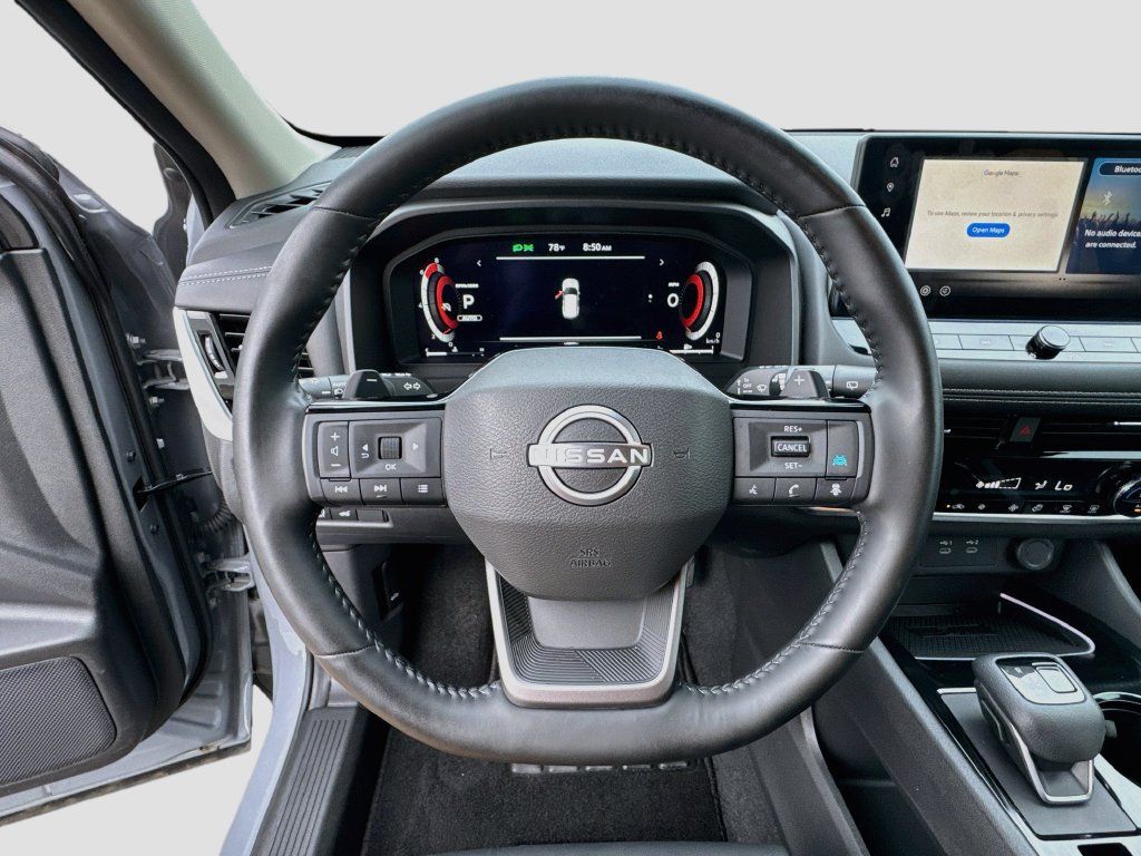 Used 2025 Nissan Rogue SL AWD/4WD image 11