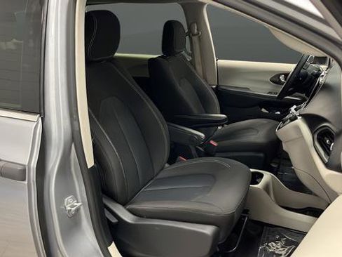 Used 2020 Chrysler Voyager L FWD image 23