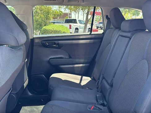 Used 2021 Toyota Highlander LE FWD image 29