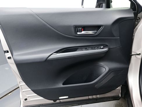 Used 2024 Toyota Venza LE image 9