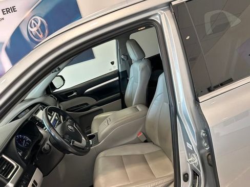 Used 2019 Toyota Highlander XLE AWD/4WD image 14