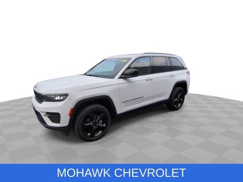 Used 2023 Jeep Grand Cherokee Altitude AWD/4WD image 4