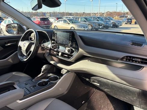 Used 2022 Toyota Highlander XLE image 22