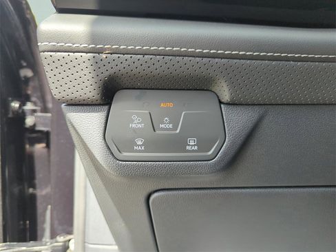 Used 2025 Volkswagen Atlas SE image 34